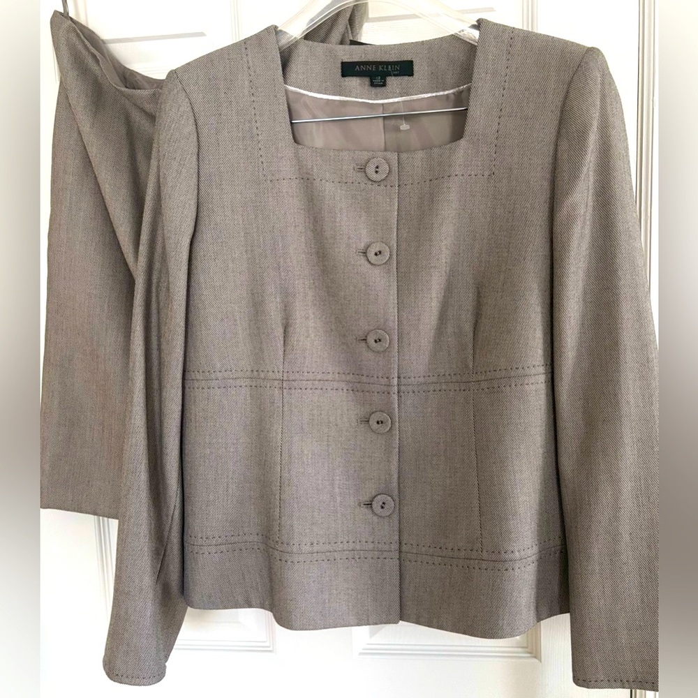 NWT ANNE KLEIN 2-PC SUIT - CLASSIC AND SOPHISTICATED